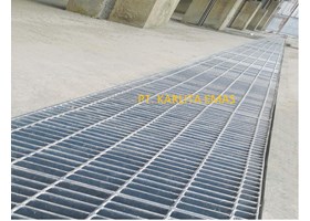 Steel grating trench